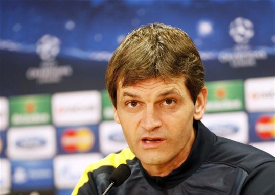 Barcelona manager Tito Vilanova has visited his players at their training ground today, only 13 days after having cancer surgery.