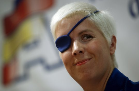 Former Formula 1 test driver Maria de Villota has been cleared to drive for the first time since losing an eye in a crash.