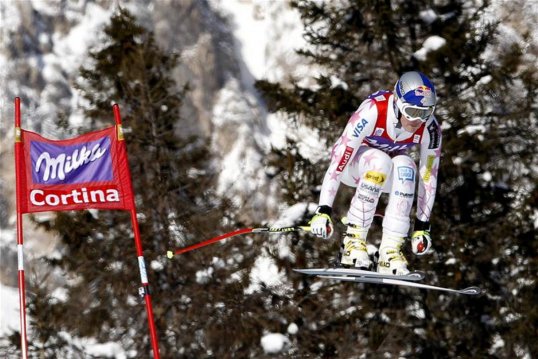 Downhill Olympic gold medallist Lindsey Vonn has said she plans to compete in the Sochi Winter Olympics despite tearing two ligaments in her right knee and breaking a bone in her lower leg in a crash at the world championships.