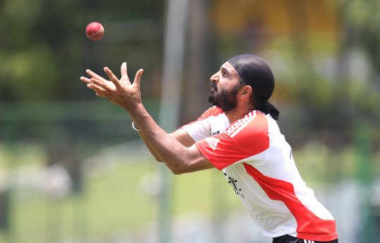 Former Australia spin-bowler Shane Warne has backed spinner Monty Panesar to salvage England’s hopes of success in India.