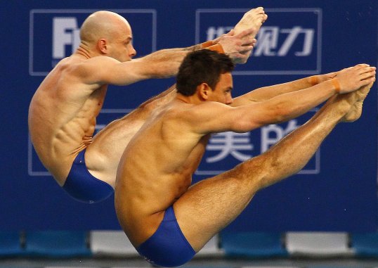 Veteran diver Pete Waterfield will remain as Tom Daley's synchronised 10m platform partner until at least the 2014 Commonwealth Games in Glasgow.