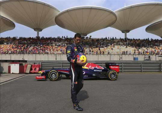 Red Bulls’ Mark Webber will start the Chinese Grand Prix from the pit lane after the gear box was changed in his car.