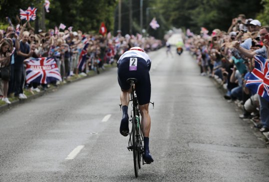 The golden throne Bradley Wiggins sat on after winning gold at the London Olympics has failed to sell at auction.