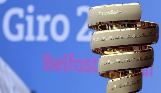 Enrico Battaglin won the fourth stage of the Giro D'Italia in a sprint finish, as Sir Bradley Wiggins lost time to his rivals.