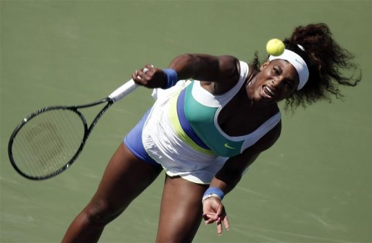 World number one Serena Williams cruised into the third round of the Miami Masters after a crushing 6-1 6-1 victory over Flavia Pennetta.