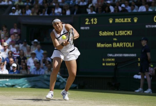 France's Marion Bartoli has won the 2013 Wimbledon women's singles with a comfortable straight sets victory over Germany's Sabine Lisicki.