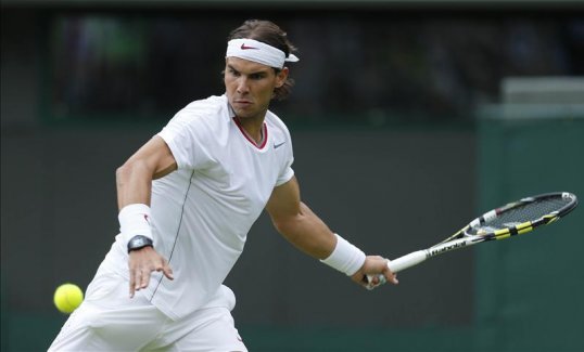 Number five seed Rafael Nadal lost the opening set of his first round match with Steve Darcis on court number one.