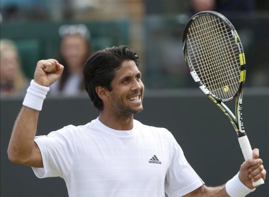 An impressive Fernando Verdasco edged a dogfight with Andy Murray to take the first set in their Wimbledon quarter-final on centre court