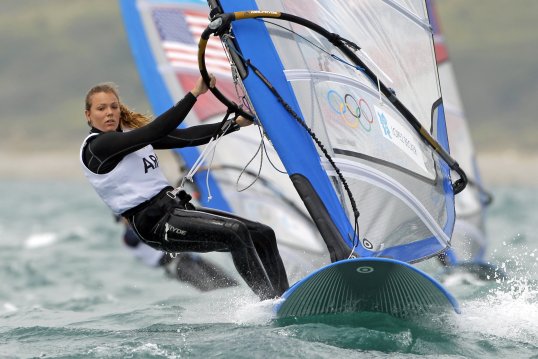 Windsurfing has been reinstated in to the Olympic programme after the International Sailing Federation reversed a decision to replace it with kiteboarding.