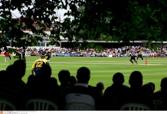 Worcestershire have signed Australian wicketkeeper Michael Johnson for the 2013 season.