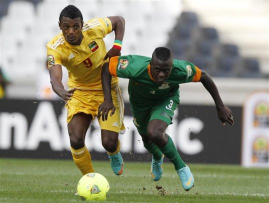 Ten-man Ethiopia came back from a goal down to earn a draw with reigning champions Zambia in the Africa Cup of Nations in an end-to-end encounter.
