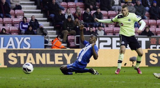 Newcastle United defender Davide Santon has been linked with a move to Russian Premier League side Zenit Saint Petersburg.